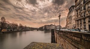 Rüyada Elbiseyle Suya Girmek