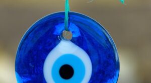 Rüyada Nazar Boncuklu Kolye Görmek