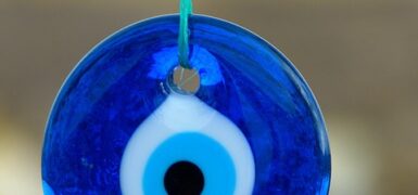 Rüyada Nazar Boncuklu Kolye Görmek