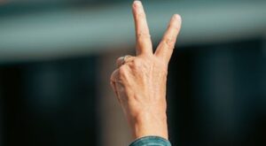 Rüyada Serçe Parmak Kesilmesi